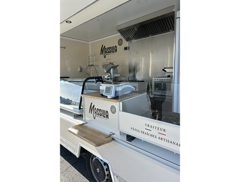 Comptoir aménagé du food truck pâtes fraiches